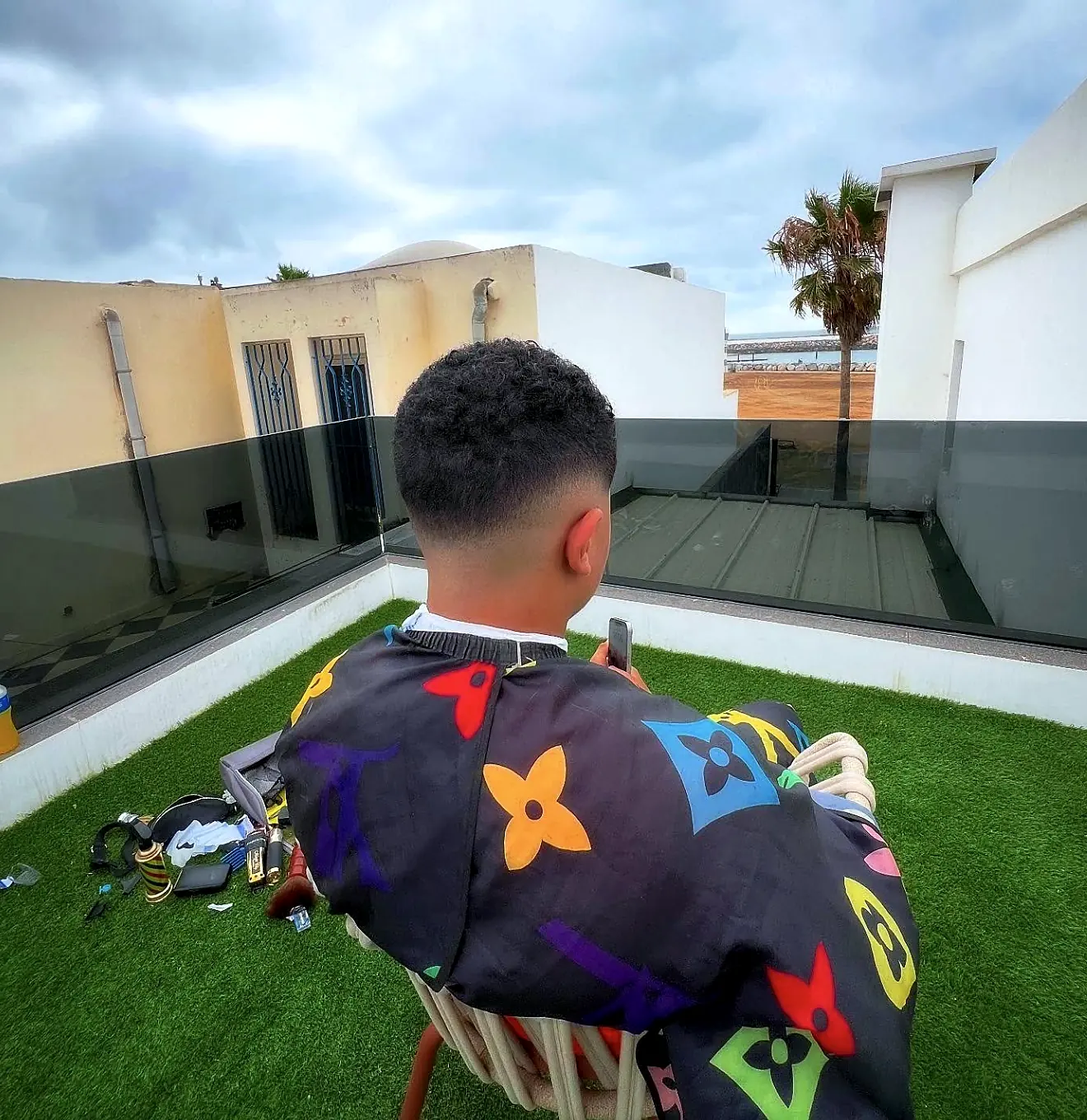 Coupe à domicile sur une terrasse à Rabat, avec la mer en arrière-plan