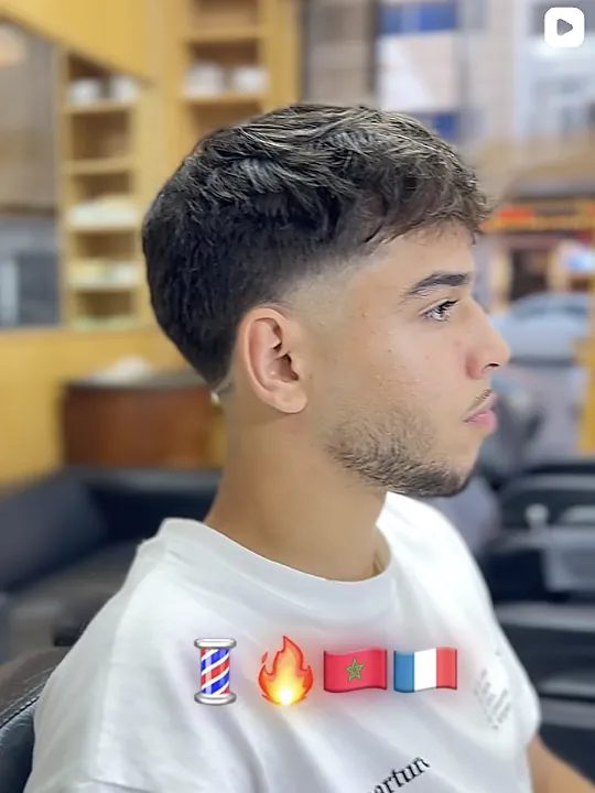 client au salon après sa coupe