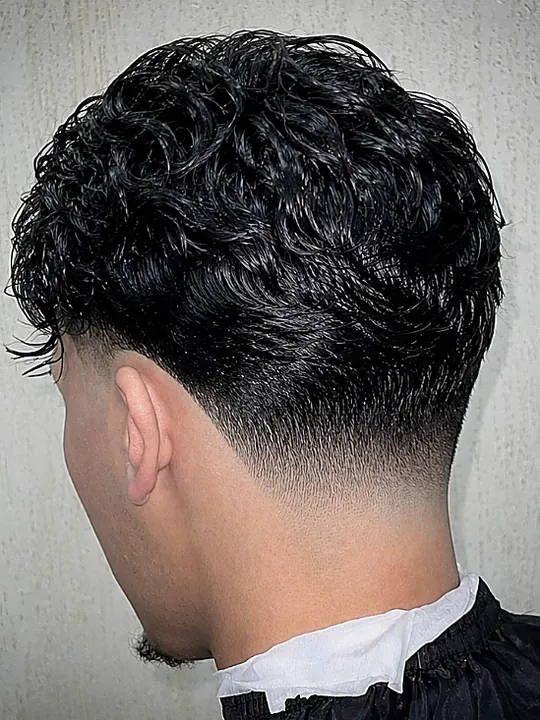 Dégradé vu de dos sur cheveux bouclés, publié sur Instagram