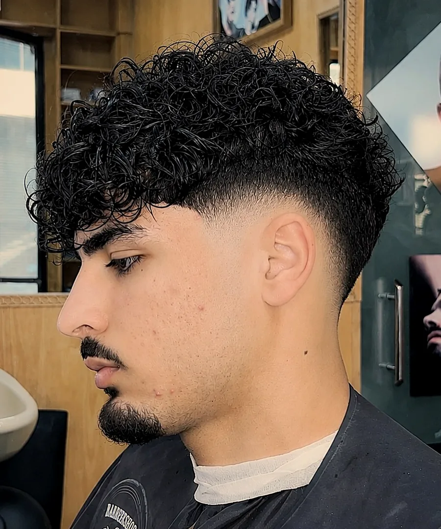 Coupe en dégradé sur cheveux bouclés réalisée par Barber Hicham 28