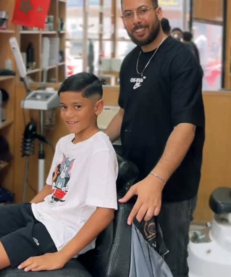 Coupe enfant réalisée par Hicham dans son salon avenue Al Abtal