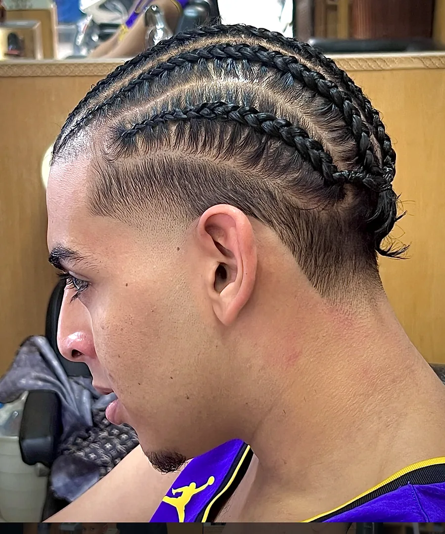 Tresses collées avec dégradé sur les côtés par Barber Hicham 28